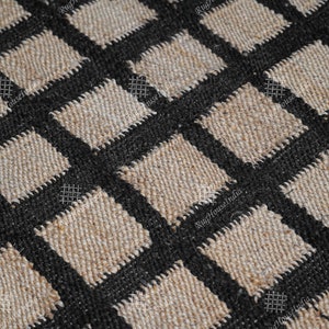 Puede incluir: Primer plano de una alfombra de yute natural y negro con un patr&oacute;n de cuadros. La alfombra est&aacute; tejida con un hilo grueso y texturizado.