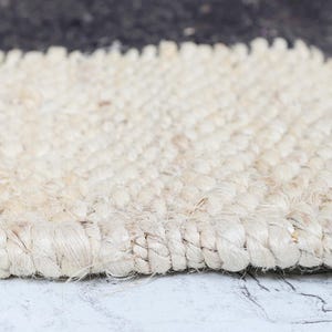 Op de afbeelding: Een set van drie keramische mokken met een gespikkelde, matte afwerking. De mokken zijn in cr&egrave;me, lichtgrijs en donkergrijs. Elke mok heeft een eenvoudig, minimalistisch ontwerp en een afgeronde handgreep.