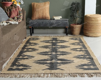 Handgjord beige jute kelimmatta/löpare/dörrmatta i ull med svart/vit design i indisk by, heminredning, löpare till entré/trappa