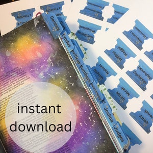 Peut inclure: Gros plan sur un fond aquarelle bleu et blanc avec une pile d'onglets de livre bleus et blancs. Les onglets sont étiquetés avec les noms de livres de la Bible, notamment Genèse, Exode, Lévitique, Nombres, Deutéronome, Josué, Juges, Ruth, 1 Timothée, 2 Timothée, 1 Thessaloniciens, 2 Thessaloniciens, Philippiens, Aggée, Nahum, Michée, Sophonie, 1 Maccabées et Jonas.