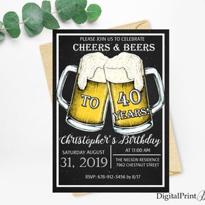 Puede incluir: Una invitación de estilo pizarra en blanco y negro con un gráfico de dos jarras de cerveza chocando. El texto dice "Cheers & Beers To 40 Years! Christopher's Birthday Saturday August 31, 2019 at 11:00 AM The Nelson Residence 7962 Chestnut Street RSVP: 678-912-3456 by 8/17"