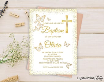 Puede incluir: Invitación de bautizo con brillo dorado sobre fondo blanco y mariposas doradas. El texto dice "Por favor, únase a nosotros para el bautizo de nuestra hija Olivia" e incluye la fecha, la hora, el lugar y la información de RSVP.