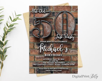 Puede incluir: Una invitación de cumpleaños con un fondo de ladrillo y el número 50 en metal con un acabado oxidado. El texto dice "Not Old Just Rusty" y "Michael's Birthday". La invitación incluye la fecha, la hora y la ubicación del evento.