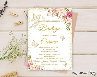 Puede incluir: Una invitación de bautizo con texto dorado y detalles de mariposas. La invitación presenta arreglos florales en rosa y blanco, con el nombre "Carmen" en un lugar destacado. El texto incluye la fecha, la hora y el lugar del evento.