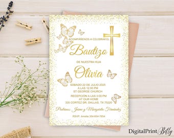 Puede incluir: Una invitación de bautizo dorada con diseños de mariposas y cruces. La invitación incluye el texto "Bautizo" y detalles del evento, incluyendo el nombre "Olivia", fecha, hora y lugar.