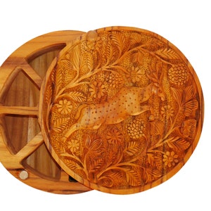 Boîte à épices/masala ronde fabriquée à la main en bois avec sculpture traditionnelle de cerf au galop en bois de teck, récipient à épices, 9 sections, 9*9*2,5 pouces