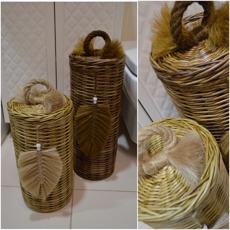 Puede incluir: Dos cestas de mimbre marr&oacute;n con asas de cuerda y borlas decorativas. Las cestas est&aacute;n dise&ntilde;adas para contener rollos de papel higi&eacute;nico.