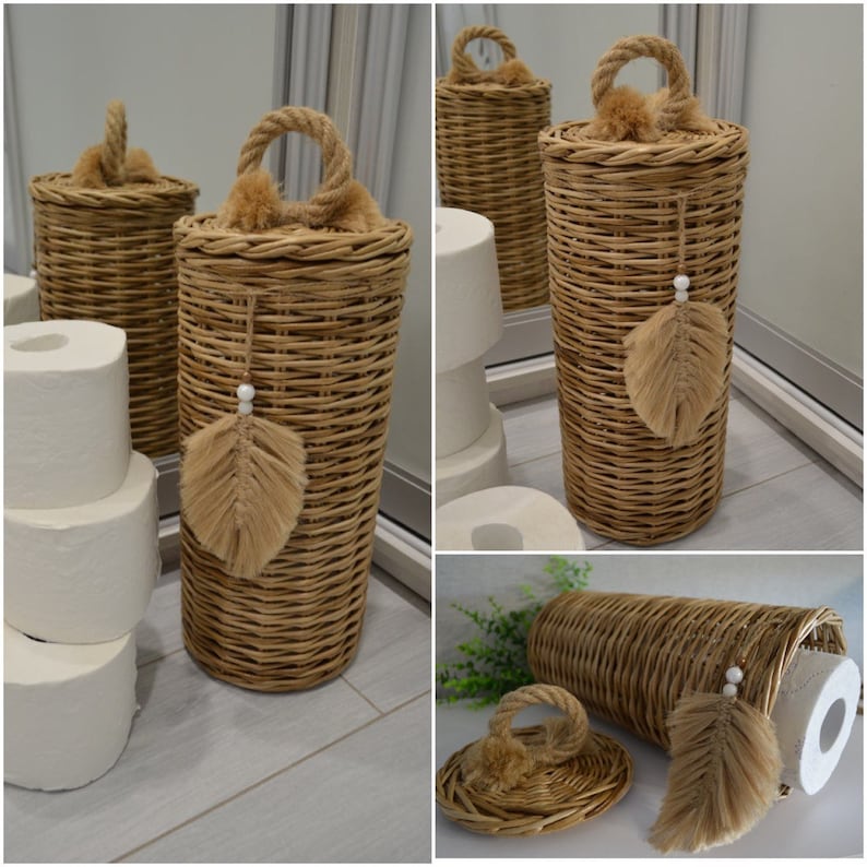 Puede incluir: Un porta rollo de papel higi&eacute;nico de mimbre tejido con tapa y asa de cuerda. El soporte tiene un borla de plumas decorativa.