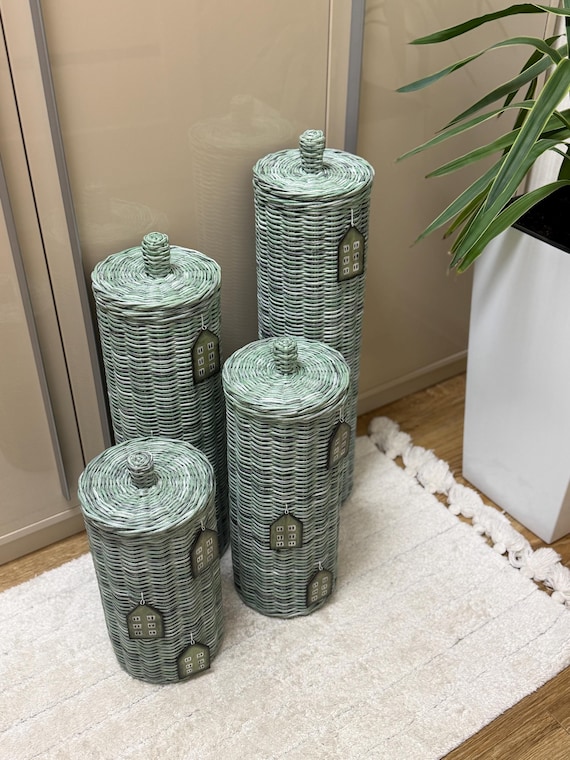 Lidded Wicker Toilet Paper Basket: Bathroom Storage