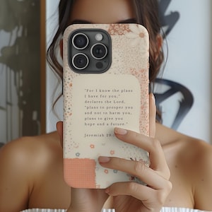 Peut inclure: Une coque de téléphone blanche avec un motif floral et une citation de Jérémie 29:11. La citation dit : "Car je connais les projets que j'ai pour vous, dit l'Éternel, projets de paix et non de malheur, afin de vous donner un avenir et une espérance."