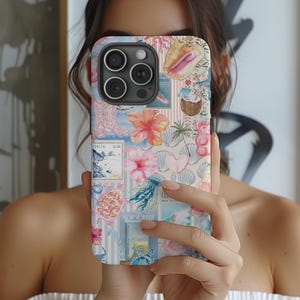 Può includere: Una custodia per telefono colorata con un collage di illustrazioni ad acquerello. Il design include conchiglie, fiori, un orsetto e francobolli con la parola "Italia". La custodia ha una finitura lucida e un ritaglio per la fotocamera.