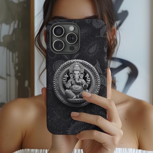 Könnte beinhalten: Schwarzes und weißes Handycase mit einem detaillierten Design einer Elefantengottheit. Das Case hat einen Ringhalter mit einem schwarzen und weißen Paisley-Muster.