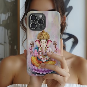 Könnte beinhalten: Eine weiße Handyhülle mit einem farbenfrohen Bild der hinduistischen Gottheit Ganesha. Ganesha ist mit einem rosafarbenen Elefantenkopf, einer goldenen Krone und einer weißen Girlande dargestellt. Er sitzt auf einer rosafarbenen Lotusblüte.