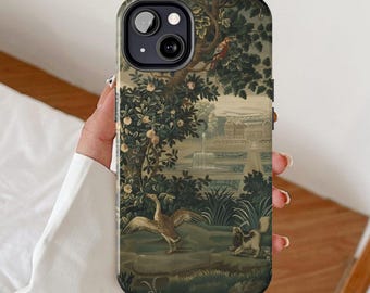 Puede incluir: Una funda de teléfono con un diseño de paisaje detallado, que incluye árboles, una fuente y pájaros. La funda tiene una combinación de colores verde oscuro y marrón, con una estética vintage. El diseño incluye un pájaro posado en un árbol y un ganso con las alas extendidas.