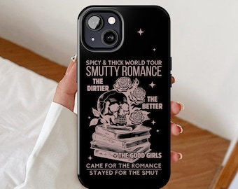 Könnte beinhalten: Schwarze Handyhülle mit einem Totenkopf- und Rosenmotiv. Der Text lautet "Spicy & Thick World Tour Smutty Romance The Dirtier The Better The Good Girls Came For The Romance Stayed For The Smut"