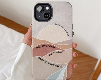 Capa de celular com versículos da Bíblia, citação de Suas misericórdias se renovam a cada manhã, fé católica presente, capa com design cristão, presente religioso cristão