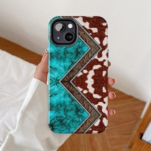 Puede incluir: Una funda para teléfono de color turquesa, marrón y blanco con un diseño geométrico. La funda tiene un recorte para el objetivo de la cámara.