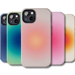 Puede incluir: Cuatro fundas para teléfono con un diseño degradado. Las fundas son en tonos de azul, verde, rosa y amarillo. Las fundas son todas para el mismo modelo de teléfono y tienen una protuberancia de cámara elevada.