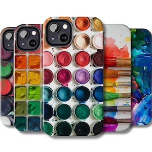 Peut inclure: Trois étuis de téléphone différents avec des motifs d'aquarelle colorés. Le premier étui présente un motif de pots de peinture, le deuxième étui a un motif de pinceaux et le troisième étui a un motif de coups d'aquarelle abstraits.