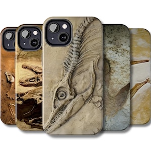 Puede incluir: Una colección de fundas para teléfonos con esqueletos fosilizados de dinosaurios y pterosaurios. Las fundas muestran imágenes detalladas de las antiguas criaturas en tonos marrones y beige, ofreciendo una estética prehistórica única.