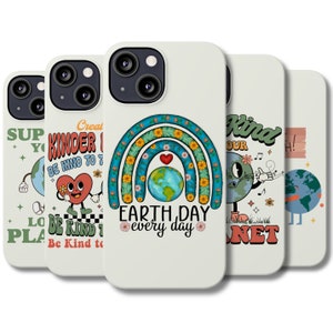 Puede incluir: Cuatro fundas de teléfono diferentes con fondo verde y blanco. Las fundas presentan una Tierra de dibujos animados con un arcoíris, una Tierra de dibujos animados tocando un instrumento musical, una Tierra de dibujos animados con un corazón y una Tierra de dibujos animados con un globo de diálogo que dice "Sé amable con nuestro planeta".