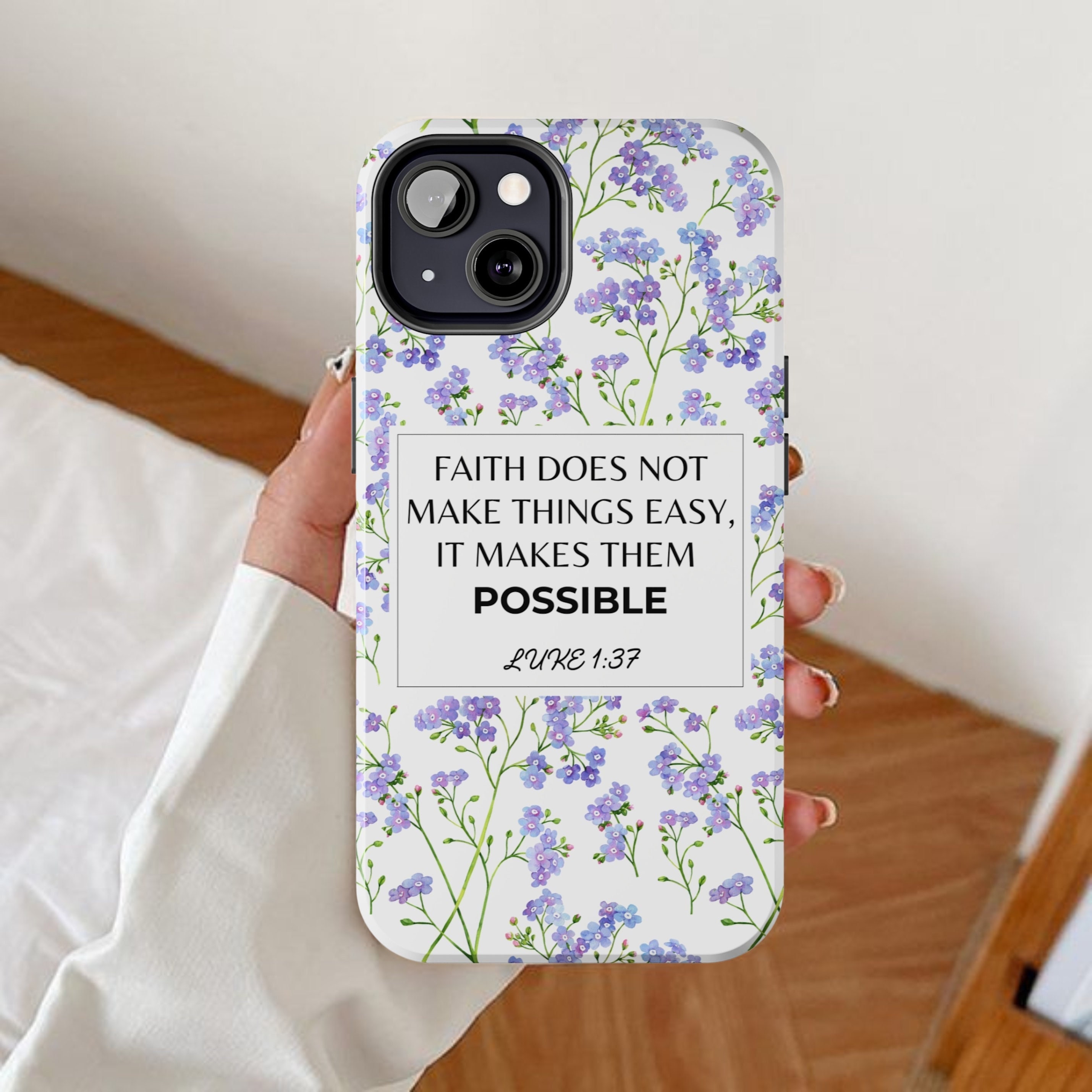 Capa de celular com versículos bíblicos, A fé não facilita as coisas, mas as torna possíveis, Capa de iPhone com tema cristão, Melhores presentes religiosos para católicos