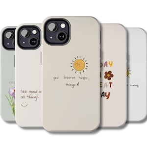 Può includere: Una collezione di cinque cover per smartphone in vari colori chiari, ognuna caratterizzata da design grafici unici, tra cui un sole sorridente con il testo 'you deserve happy things', un'illustrazione floreale e frasi come 'See good in all things'.