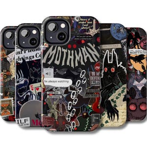Może przedstawiać: Kolekcja etui na telefony z kolażowym wzorem. Etui mają czarne tło z różnymi grafikami, w tym słowem "Mothman", czarnym stworzeniem z czerwonymi oczami i innymi ilustracjami. Tekst zawiera "I'm always watching."