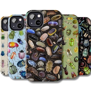 Puede incluir: Conjunto de cinco fundas para teléfono con diferentes diseños de insectos y bichos. Las fundas son negras, azules, verdes y blancas con varios insectos y bichos coloridos.