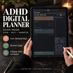Può includere: Un tablet digitale che mostra un'agenda digitale per ADHD in modalità scura con opzioni per il 2026-2027 e senza data. Lo schermo presenta un'interfaccia di pianificazione giornaliera con sezioni per attività, bisogni corporei e monitoraggio.