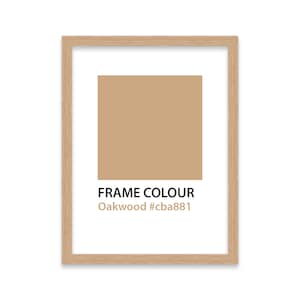 Op de afbeelding: Een houten fotolijst in een lichtbruine kleur. De lijst heeft de tekst "FRAME COLOUR Oakwood #cbaa881" onderaan.