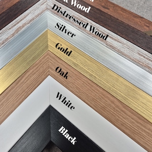Puede incluir: Una selecci&oacute;n de muestras de marcos de fotos en varios estilos y colores. Los marcos incluyen Madera R&uacute;stica, Madera Oscura, Madera Envejecida, Plata, Oro, Roble, Blanco y Negro. Los nombres de los estilos de marcos est&aacute;n escritos en texto blanco.