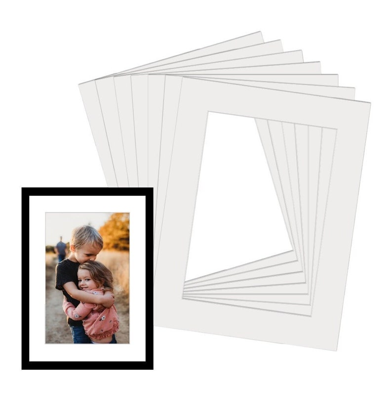 Puede incluir: Un paquete de 10 cartulinas blancas de 20,3 x 25,4 cm con una abertura de 10,2 x 15,2 cm. Las cartulinas est&aacute;n dise&ntilde;adas para ser usadas con fotos u obras de arte.