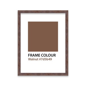 Op de afbeelding: Een bruin houten fotolijst met de tekst "FRAME COLOUR Walnut #7d5b49" onderaan.
