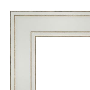 Może przedstawiać: Biała ramka do zdjęć z podw&oacute;jną złotą ramką. Ramka ma prosty, klasyczny design.