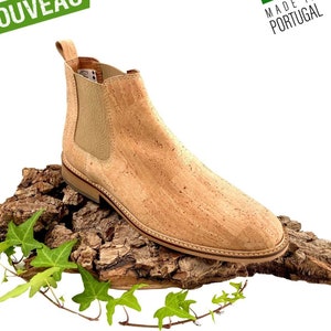 Puede incluir: Botas Chelsea de corcho de color beige con suela marr&oacute;n. Las botas est&aacute;n hechas en Portugal y est&aacute;n etiquetadas como "Nouveau".