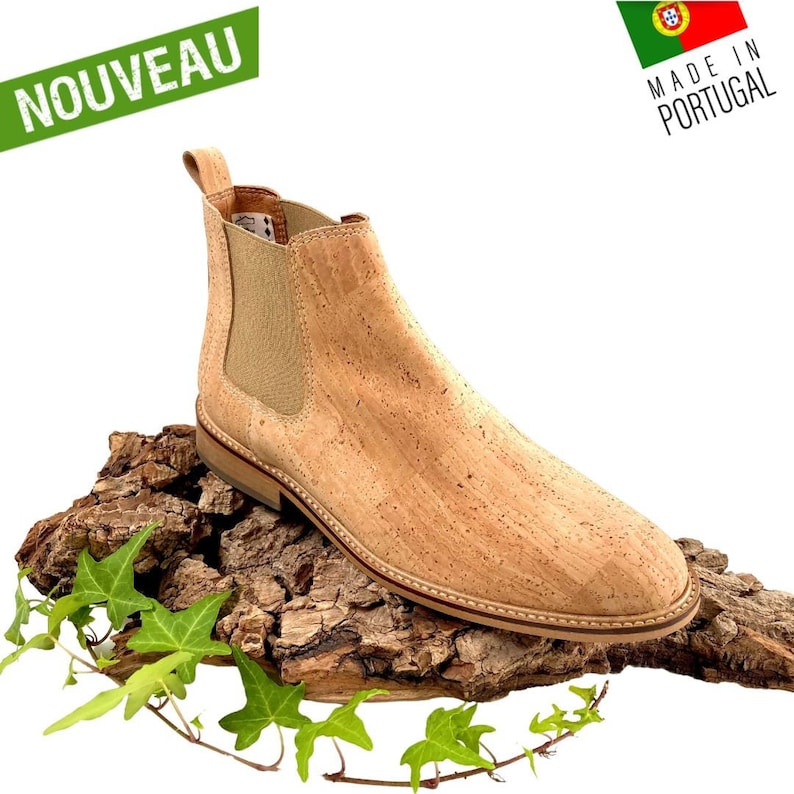 Puede incluir: Botas Chelsea de corcho de color beige con suela marr&oacute;n. Las botas est&aacute;n hechas en Portugal y est&aacute;n etiquetadas como "Nouveau".