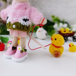 Miniature crocheted pull-along duck toy for Maileg Mouse: Duck on wheels toy as a pet friend for mini dolls, Pocket vintage style pull toy