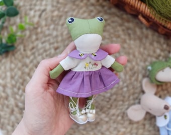 La rana Frogpond con vestido floral morado para casa de muñecas 1:12, juguete de rana hecho a mano, compañero para la familia de ratones, animal de peluche con imanes.