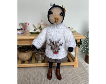 White deer Christmas jumper for Rebecca's mouse / Red sweater for needle-felted mice from the old thread house, Maus Weihnachten kleidung
