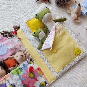 Portable fabric doll house for toad