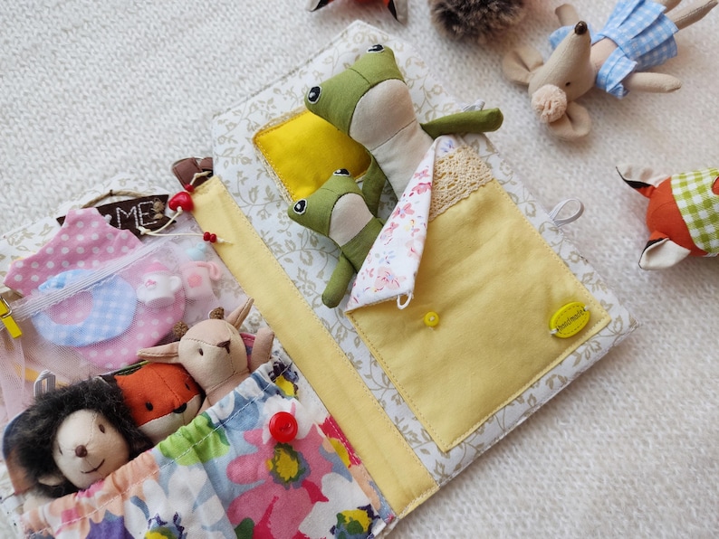 Portable fabric doll house for toad