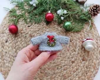 Gray sweater with Christmas wreath for Rebecca's mouse / Jingle Bell sweater for needle-felted mice toys, Clothes for 4 inch bjd dolls