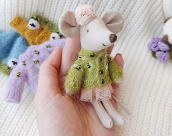 Cardigan with bumblebee for maileg mouse, Green sweater for Little Brother Mice, Miniature clothes for Big Sister Maileg Mouse on Easter