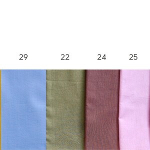 Puede incluir: Tarjeta de muestra con 8 muestras de tela en diferentes colores. Los colores son: morado claro, amarillo, azul claro, verde oliva, burdeos, rosa claro, morado y rojo.