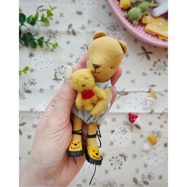 Tiny yellow teddy bear and teddy shoes for Maileg teddy / Pet friend for Big sister, Dollhouse miniature for felted mice, Maileg kleidung