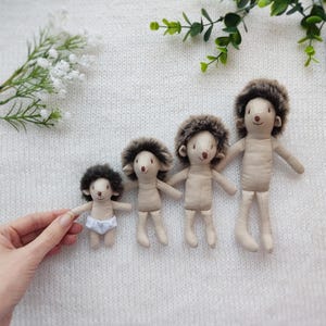 Igel Familie für Puppenhaus Miniaturen / Igel Freund für mini Stoffmaus, Künstler Sammlerstück 10 cm Stoffpuppe Taschen Spielzeug