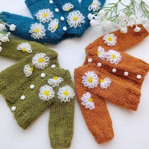 Green sweater with embroidered daisies for Paola Reina, Wool cardigan for Ruby Red Siblies doll / PRE-ORDER/ Little darling, Boneka clothes
