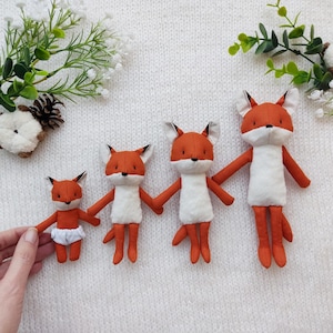 Stofftier Rotfuchs Familie für Puppenhaus Miniaturen / Mini Fuchs als Tierfreund Begleiter für Maus, Künstler Sammlerstück 10 cm Stoffpuppe Spielzeug