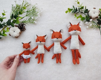 Familia de zorros rojos de peluche para miniaturas de casas de muñecas / Mini zorro como compañero animal para el ratón, juguetes de muñecas de tela coleccionables de 4 pulgadas de artista